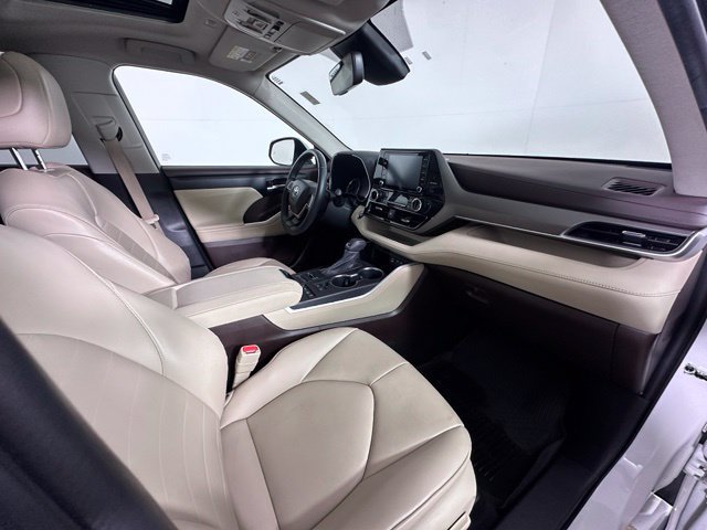 Used 2022 Toyota Highlander XLE AWD/4WD image 30
