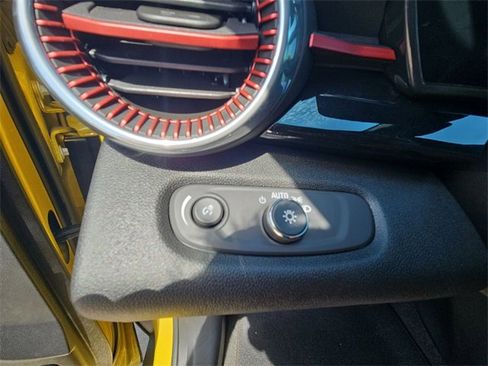 Used 2025 Chevrolet Trax RS w/ Driver Confidence Package image 17