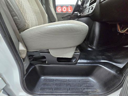 Used 2017 Chevrolet Express 2500 Extended RWD image 16