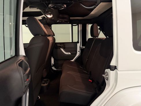 Used 2016 Jeep Wrangler Unlimited Sahara image 15