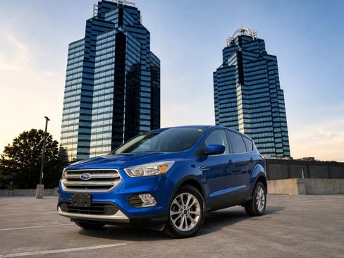 Used 2017 Ford Escape SE w/ SE Cold Weather Package AWD/4WD image 1