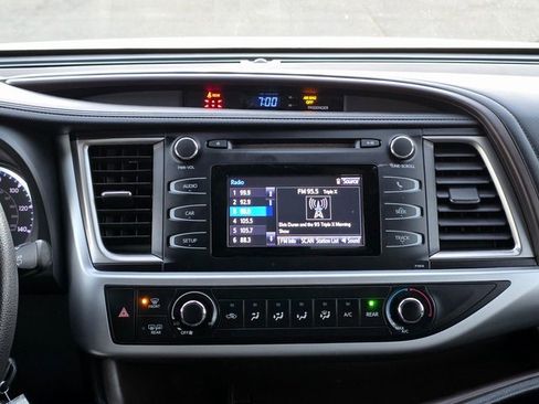 Used 2019 Toyota Highlander LE image 21