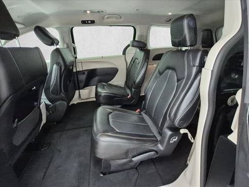 Used 2023 Chrysler Pacifica Touring-L FWD image 20