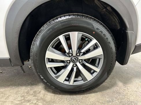Used 2024 Nissan Pathfinder SL w/ Black Appearance Package FWD image 8