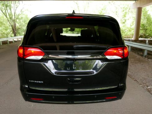 Used 2022 Chrysler Voyager LX image 29