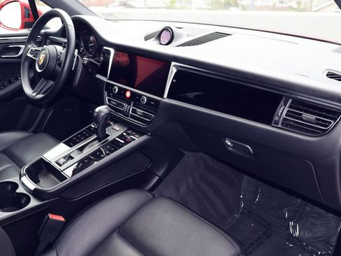 Certified 2025 Porsche Macan image 26