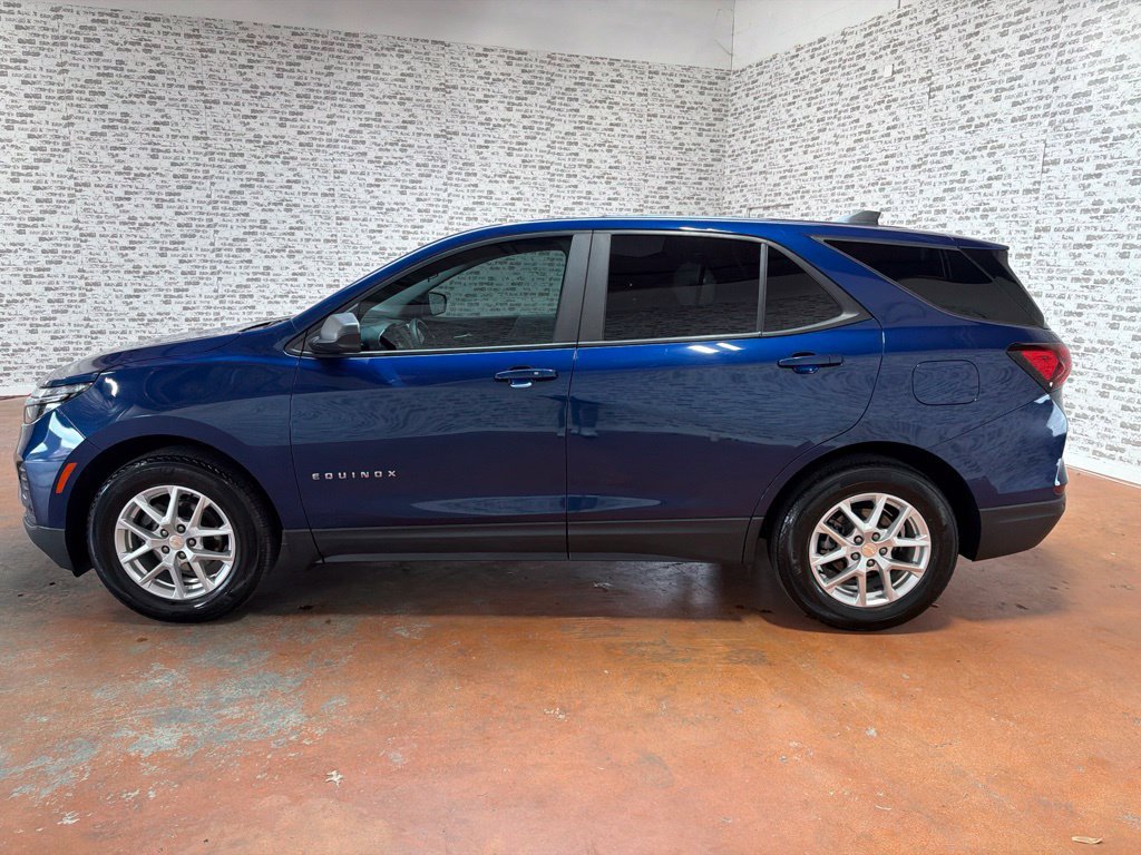Used 2023 Chevrolet Equinox LS w/ LS Convenience Package FWD image 4