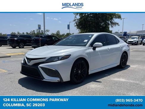 Used 2021 Toyota Camry XSE FWD image 3