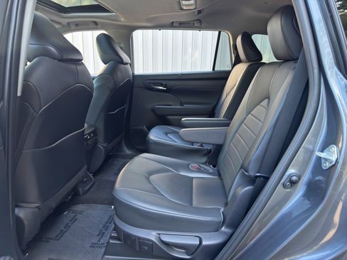 Used 2021 Toyota Highlander XLE FWD image 37