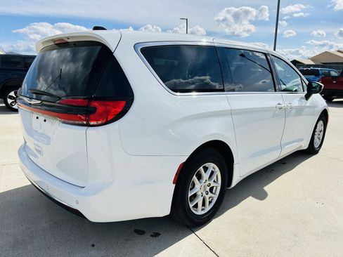 Used 2023 Chrysler Pacifica Touring-L FWD image 39