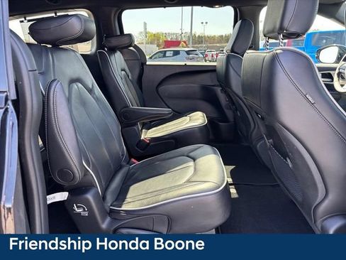 Used 2025 Chrysler Pacifica Limited FWD image 15