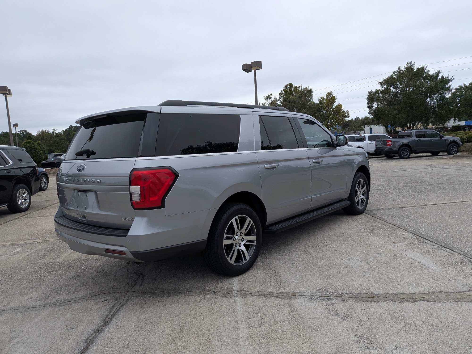 Used 2024 Ford Expedition Max XLT RWD image 3