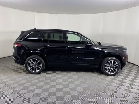 Used 2023 Jeep Grand Cherokee Overland w/ Luxury Tech Group IV AWD/4WD image 8