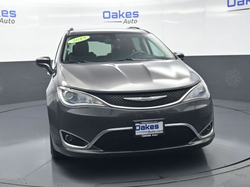 Used 2019 Chrysler Pacifica Touring-L FWD image 3