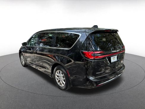 Used 2023 Chrysler Pacifica Touring-L FWD image 9