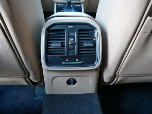 Certified 2024 Porsche Macan image 12