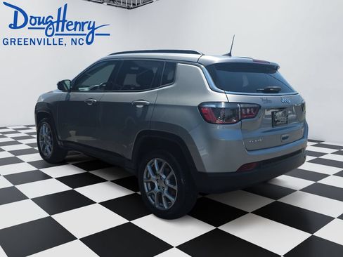 Used 2022 Jeep Compass Latitude AWD/4WD image 3