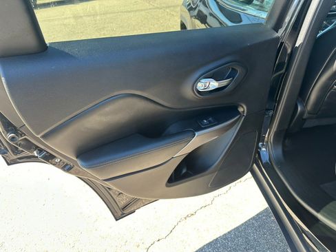 Used 2019 Jeep Cherokee Limited image 16