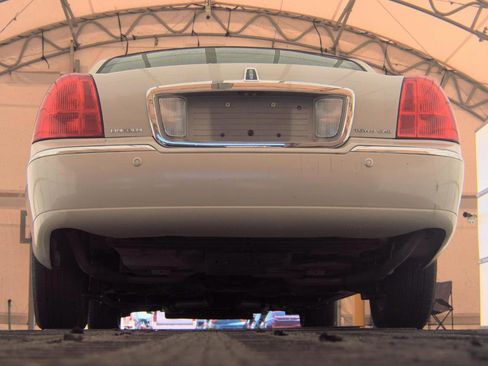 Used 2004 Lincoln Town Car Signature RWD image 7