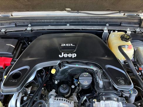 Used 2018 Jeep Wrangler Unlimited Sahara AWD/4WD image 33