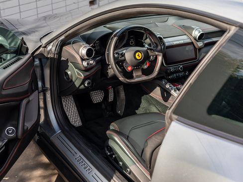 Used 2018 Ferrari GTC4Lusso T RWD image 5