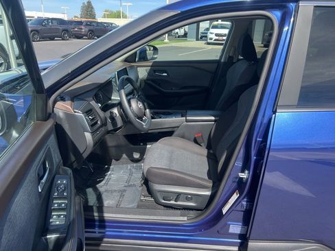 Used 2023 Nissan Rogue SV image 11