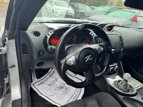 Used 2017 Nissan 370Z Coupe RWD image 18