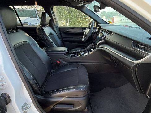 Used 2023 Jeep Grand Cherokee Altitude RWD image 28