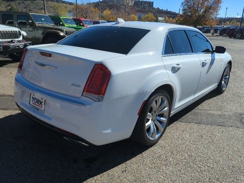 Used 2018 Chrysler 300 Touring w/ Chrome Appearance Package image 4