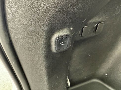 Used 2019 Jeep Cherokee Latitude Plus image 22