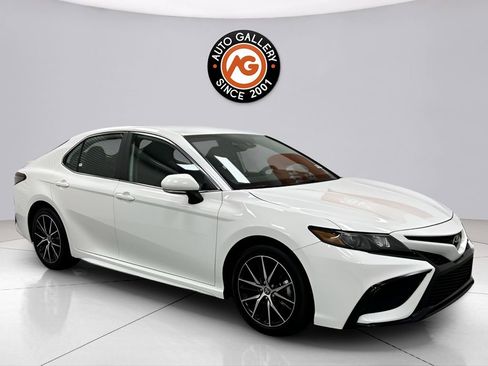Used 2024 Toyota Camry SE FWD image 1