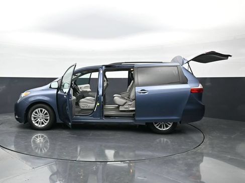 Used 2017 Toyota Sienna XLE FWD image 46