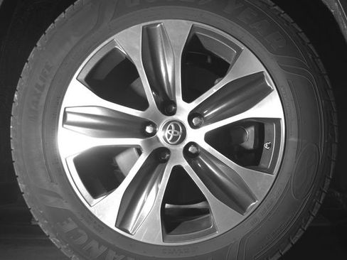 Used 2021 Toyota Highlander XLE AWD/4WD image 11