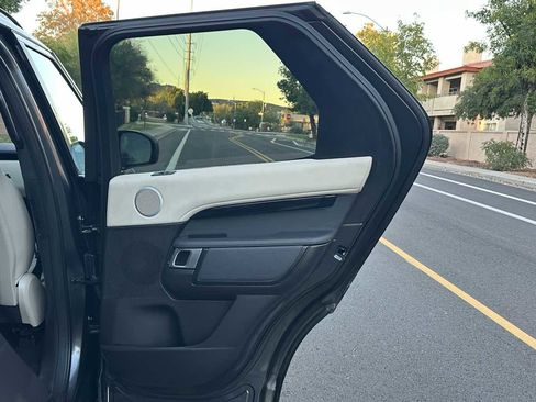 Used 2018 Land Rover Discovery SE image 59