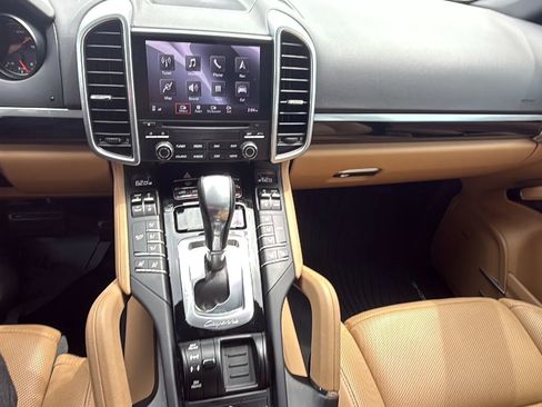 Used 2017 Porsche Cayenne w/ Premium Package image 16