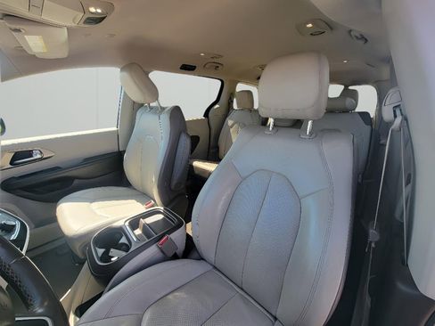 Used 2018 Chrysler Pacifica Touring-L FWD image 10