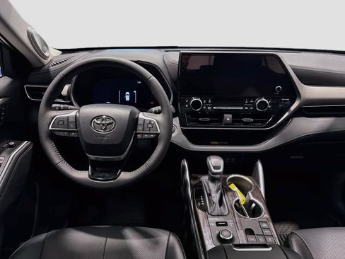 Certified 2026 Toyota Highlander Limited AWD/4WD image 19