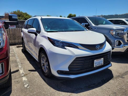 Used 2025 Toyota Sienna LE FWD image 3