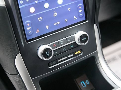 Used 2024 Ford Edge SEL image 16