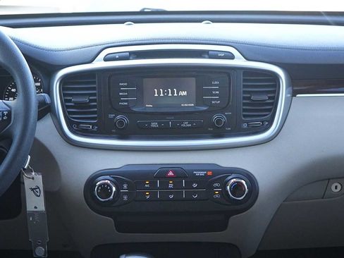 Used 2017 Kia Sorento LX image 19