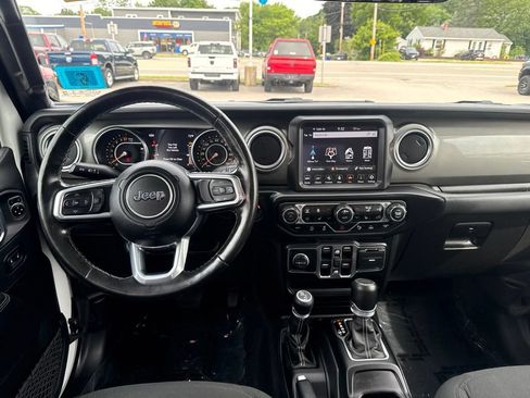 Certified 2022 Jeep Gladiator Overland w/ LED Lighting Group AWD/4WD image 19