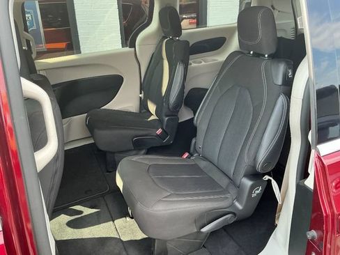 Used 2023 Chrysler Voyager LX FWD image 4