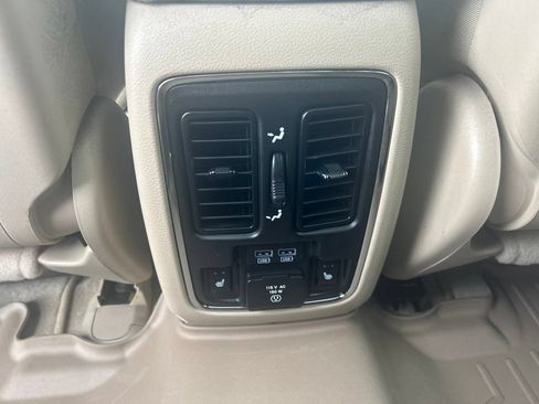 Used 2019 Jeep Grand Cherokee Overland AWD/4WD image 12