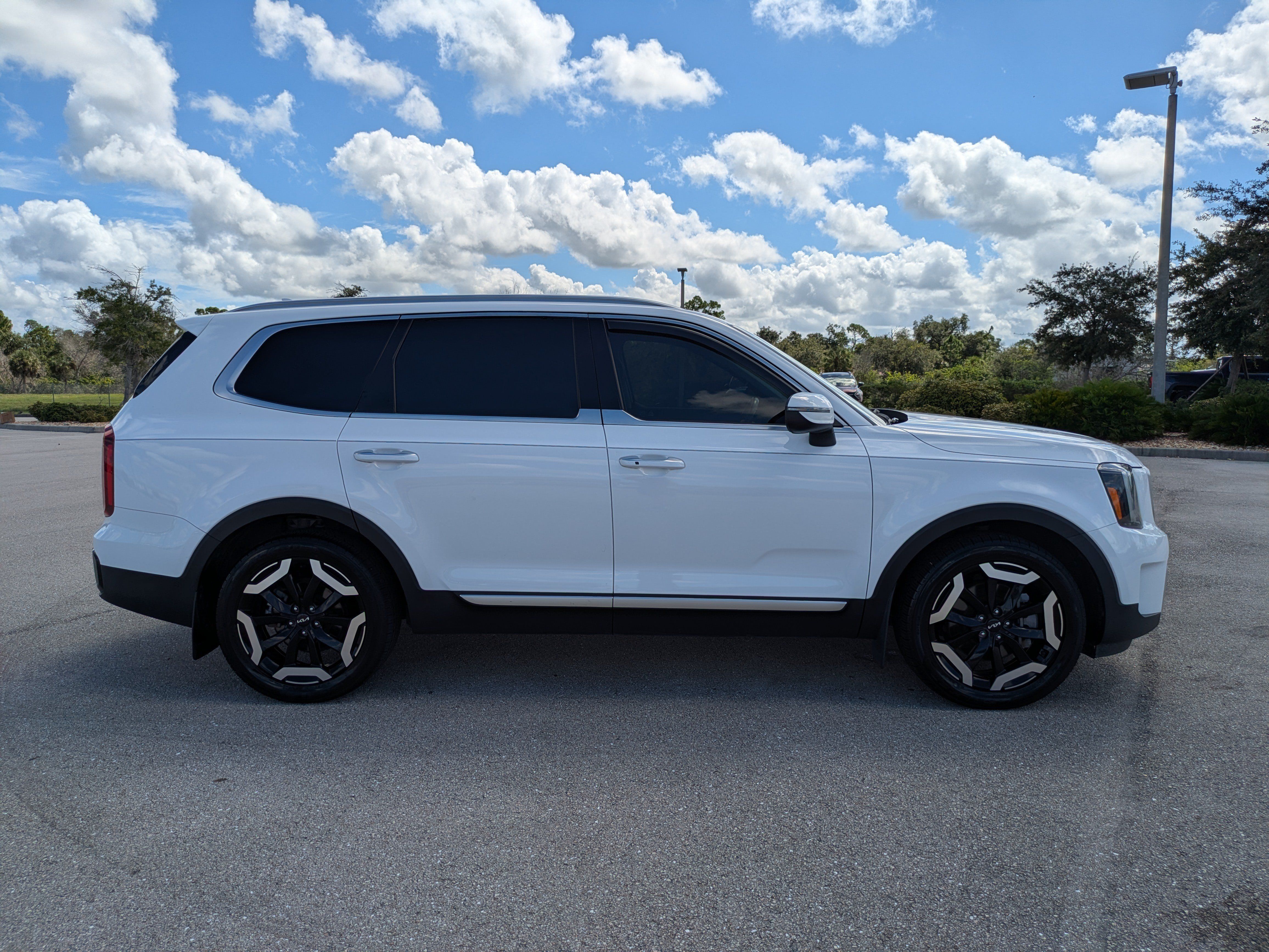 Used 2023 Kia Telluride S w/ S Sunroof Package AWD/4WD image 3