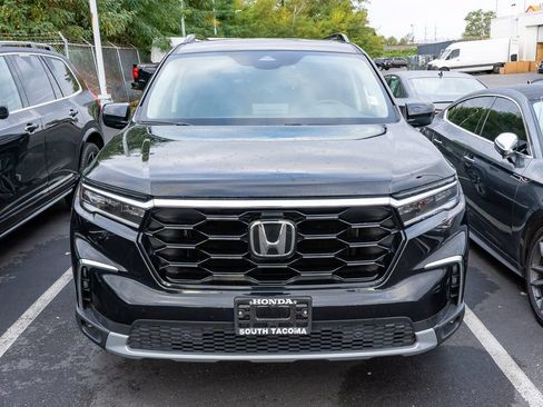 Used 2024 Honda Pilot Touring image 2