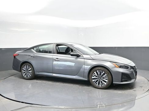 Used 2025 Nissan Altima 2.5 SV FWD image 3