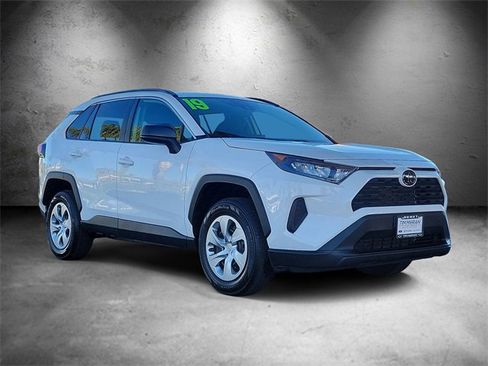 Used 2019 Toyota RAV4 LE image 2