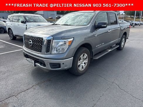 Used 2018 Nissan Titan SV w/ SV Convenience Package image 3