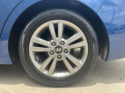 Used 2017 Hyundai Elantra SE FWD image 25