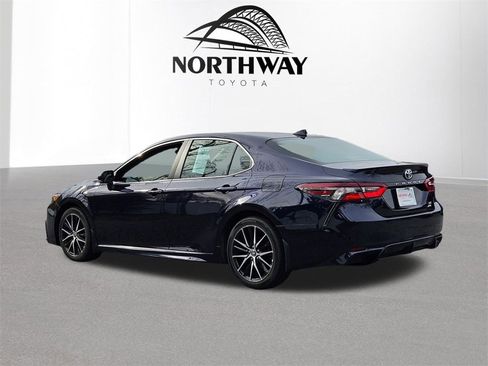 Used 2022 Toyota Camry SE image 5